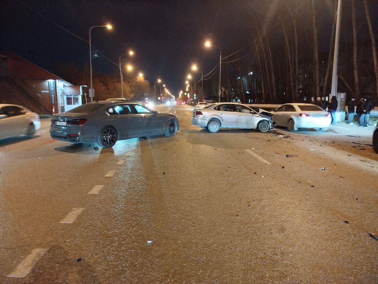 Сразу 3 авто столкнулось минувшим вечером в Тюмени на Ветеранов труда Сразу 3 авто столкнулось минувшим вечером в Тюмени на Ветеранов труда