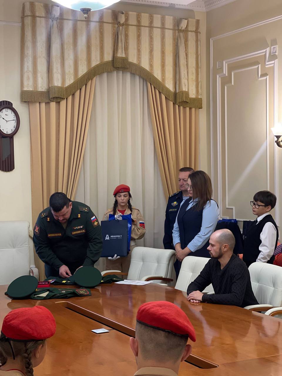 Восстановленные кители тюменских участников СВО передали их семьям