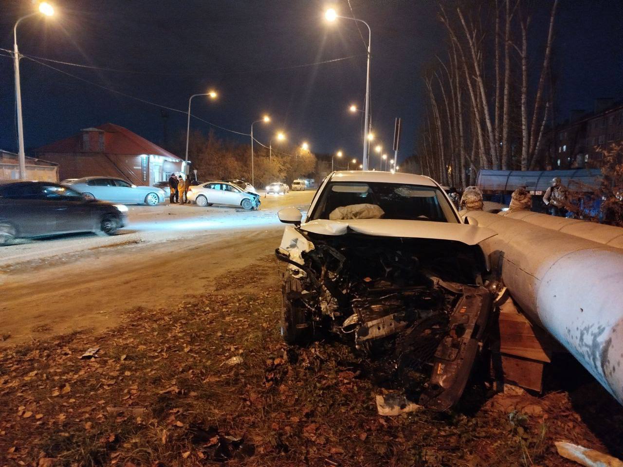 Сразу 3 авто столкнулось минувшим вечером в Тюмени на Ветеранов труда Сразу 3 авто столкнулось минувшим вечером в Тюмени на Ветеранов труда