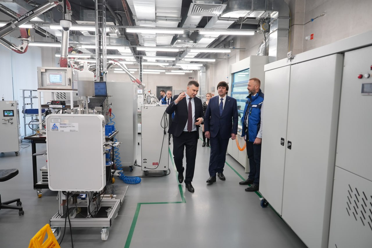 Максим Афанасьев: Предприятие завтрашнего дня – так можно назвать ООО «НОВАТЭК НТЦ»: опираясь на опыт прошлых лет и грамотно и оперативно реагируя на существующую ситуацию, компания последовательно внедряет передовые... Максим Афанасьев: Предприятие завтрашнего дня – так можно назвать ООО «НОВАТЭК НТЦ»: опираясь на опыт прошлых лет и грамотно и оперативно реагируя на существующую ситуацию, компания последовательно внедряет передовые...