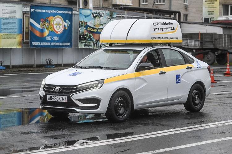 Автомобиль с ручным управлением передали в ДОСААФ в Тюмени для обучения ветеранов СВО