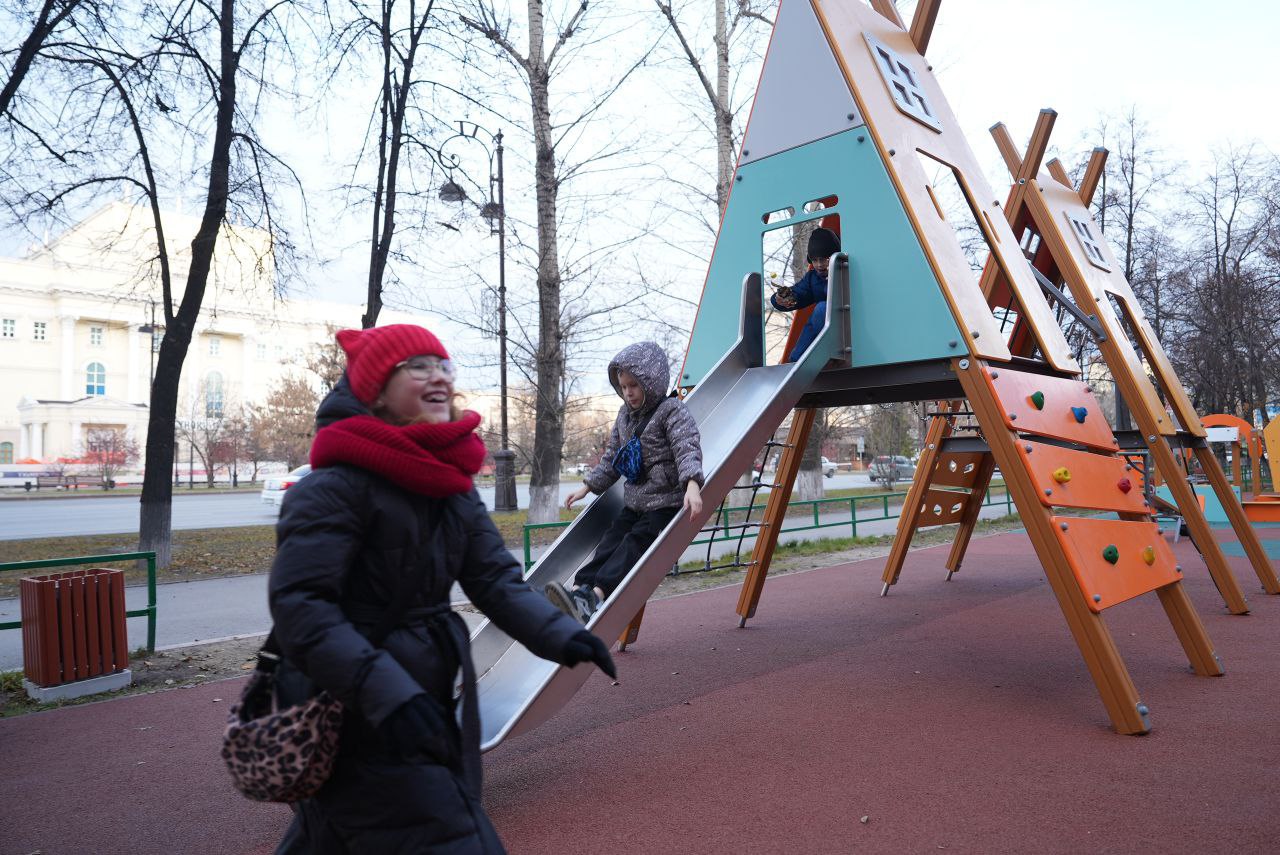 Благоустройство детской площадки, расположенной возле дома № 92 по улице Республики, завершено Благоустройство детской площадки, расположенной возле дома № 92 по улице Республики, завершено