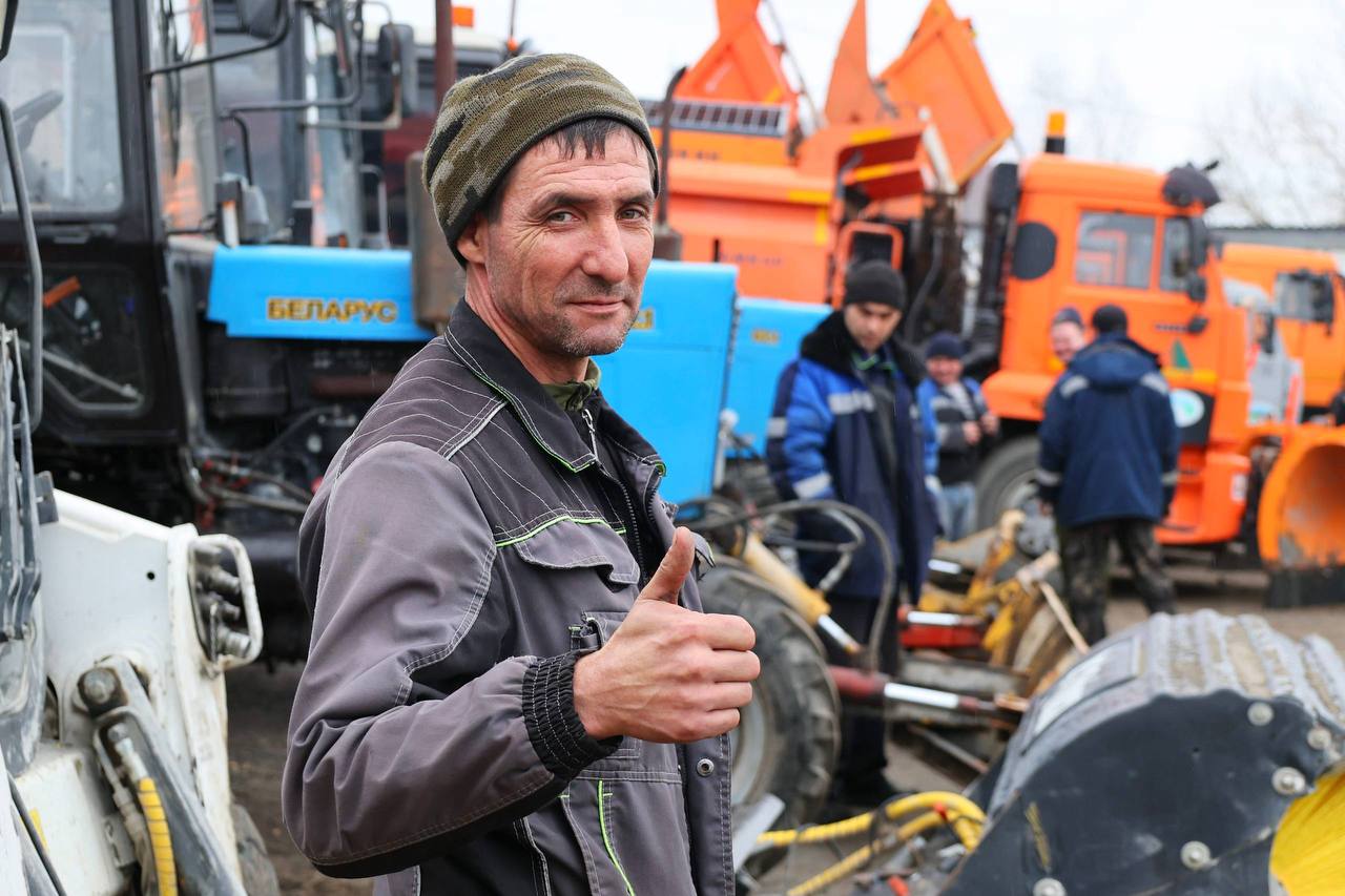 Глава города Тобольска Петр Вагин сегодня проверил готовность коммунальных служб к зимнему периоду и обеспечению чистоты и безопасности городских улиц в условиях обильных снегопадов и низких температур Глава города Тобольска Петр Вагин сегодня проверил готовность коммунальных служб к зимнему периоду и обеспечению чистоты и безопасности городских улиц в условиях обильных снегопадов и низких температур