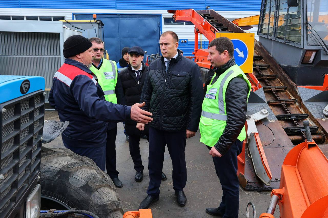Глава города Тобольска Петр Вагин сегодня проверил готовность коммунальных служб к зимнему периоду и обеспечению чистоты и безопасности городских улиц в условиях обильных снегопадов и низких температур Глава города Тобольска Петр Вагин сегодня проверил готовность коммунальных служб к зимнему периоду и обеспечению чистоты и безопасности городских улиц в условиях обильных снегопадов и низких температур