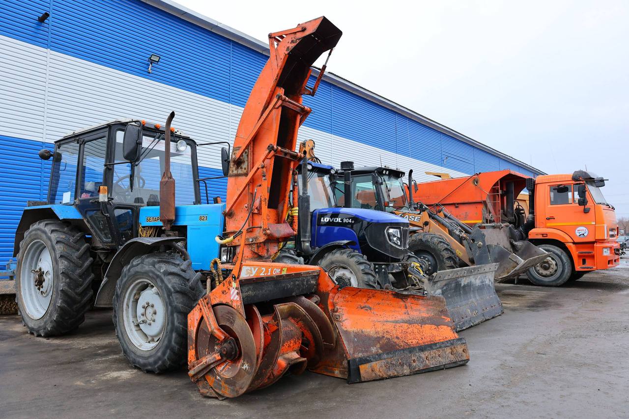 Глава города Тобольска Петр Вагин сегодня проверил готовность коммунальных служб к зимнему периоду и обеспечению чистоты и безопасности городских улиц в условиях обильных снегопадов и низких температур Глава города Тобольска Петр Вагин сегодня проверил готовность коммунальных служб к зимнему периоду и обеспечению чистоты и безопасности городских улиц в условиях обильных снегопадов и низких температур