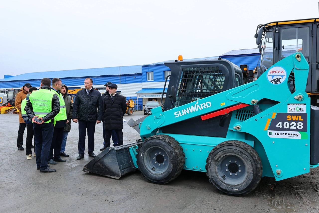 Глава города Тобольска Петр Вагин сегодня проверил готовность коммунальных служб к зимнему периоду и обеспечению чистоты и безопасности городских улиц в условиях обильных снегопадов и низких температур Глава города Тобольска Петр Вагин сегодня проверил готовность коммунальных служб к зимнему периоду и обеспечению чистоты и безопасности городских улиц в условиях обильных снегопадов и низких температур