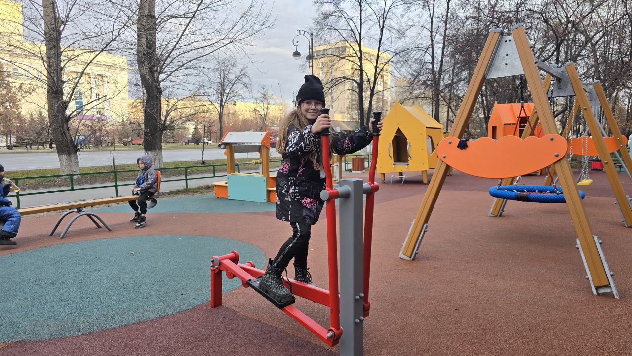 Благоустройство детской площадки, расположенной возле дома № 92 по улице Республики, завершено Благоустройство детской площадки, расположенной возле дома № 92 по улице Республики, завершено