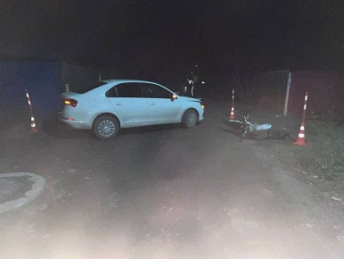 Питбайк и «Шкода» столкнулись вчера вечером в СНТ " Плодовое" в Тюмени