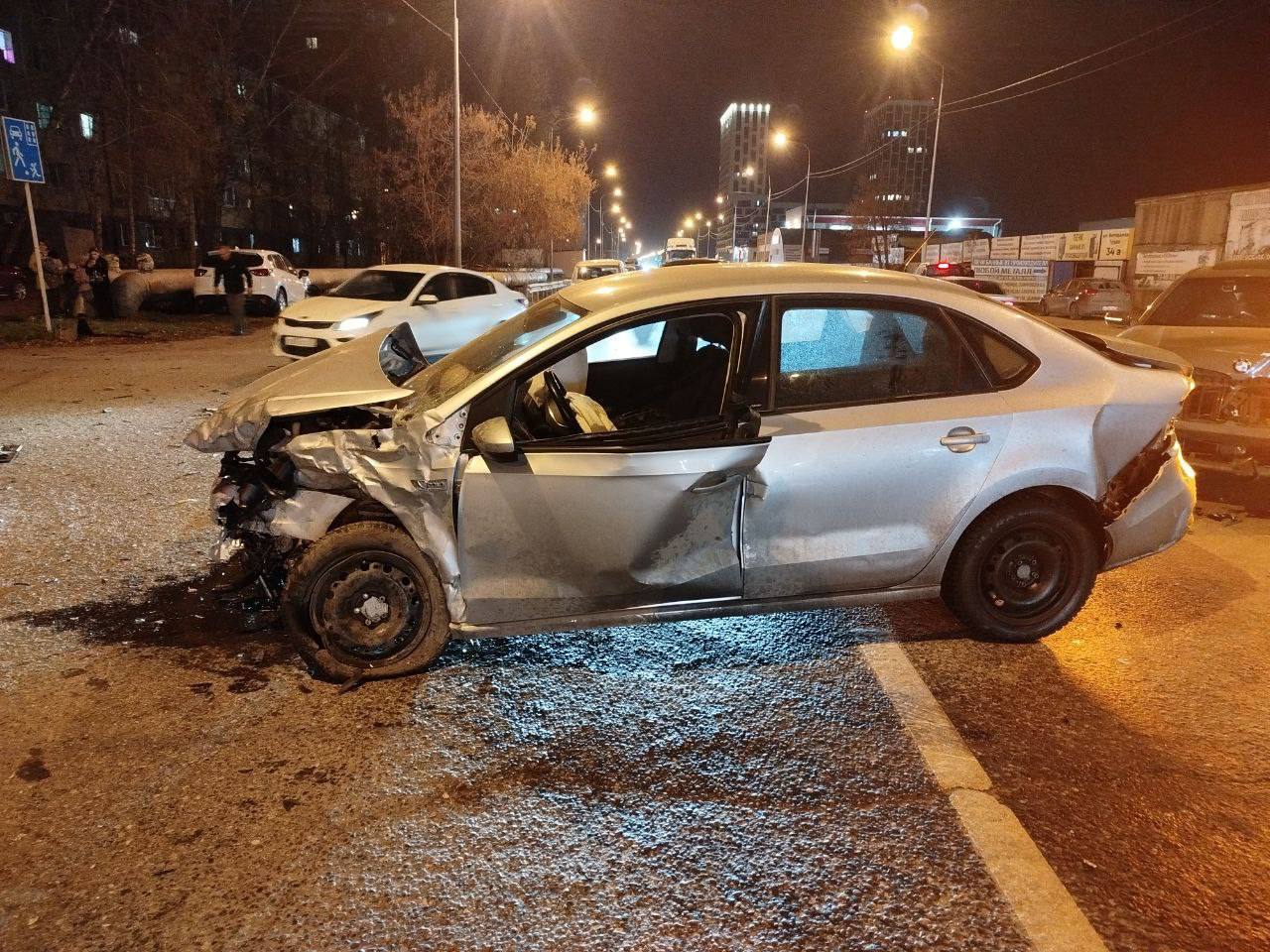 Сразу 3 авто столкнулось минувшим вечером в Тюмени на Ветеранов труда Сразу 3 авто столкнулось минувшим вечером в Тюмени на Ветеранов труда