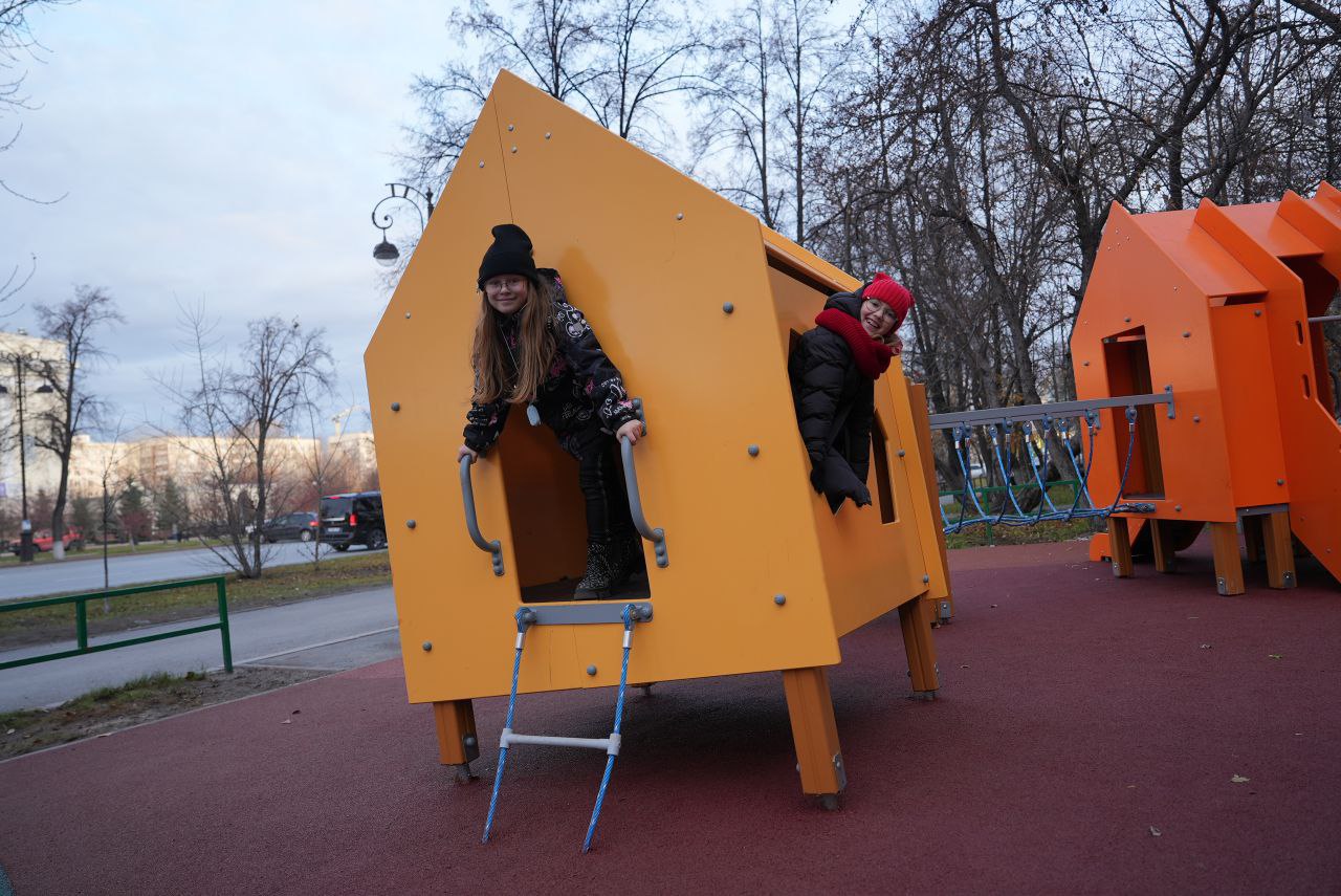 Благоустройство детской площадки, расположенной возле дома № 92 по улице Республики, завершено Благоустройство детской площадки, расположенной возле дома № 92 по улице Республики, завершено