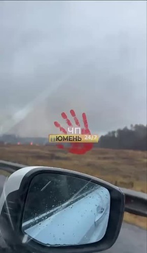 Тюменцы сообщают о пожаре в районе Тобольского тракта - пламя виднеется в поле