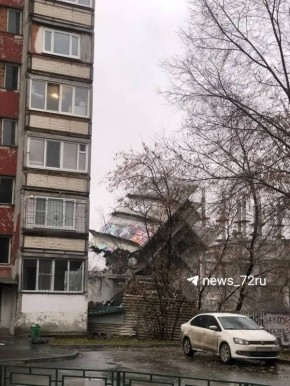 Кусок здания на Мельникайте при сносе рухнул на соседнее здание