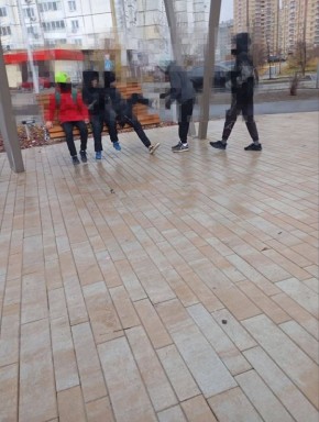 Тюменские подростки ломают совсем новые качели в парке Ершова