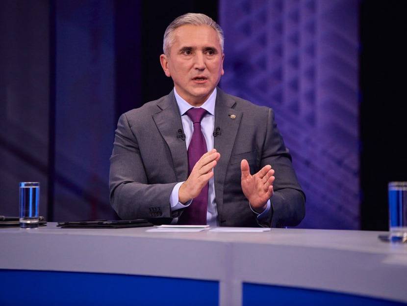 Почти 1,7 тысячи вопросов поступило на прямую линию с губернатором Тюменской области Александром Моором