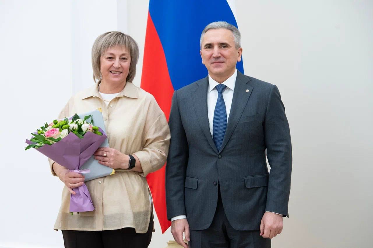 Накануне Дня народного единства глава региона Александр Моор вручил государственные награды Российской Федерации, поощрения Президента Российской Федерации, а также награды и поощрения Тюменской области