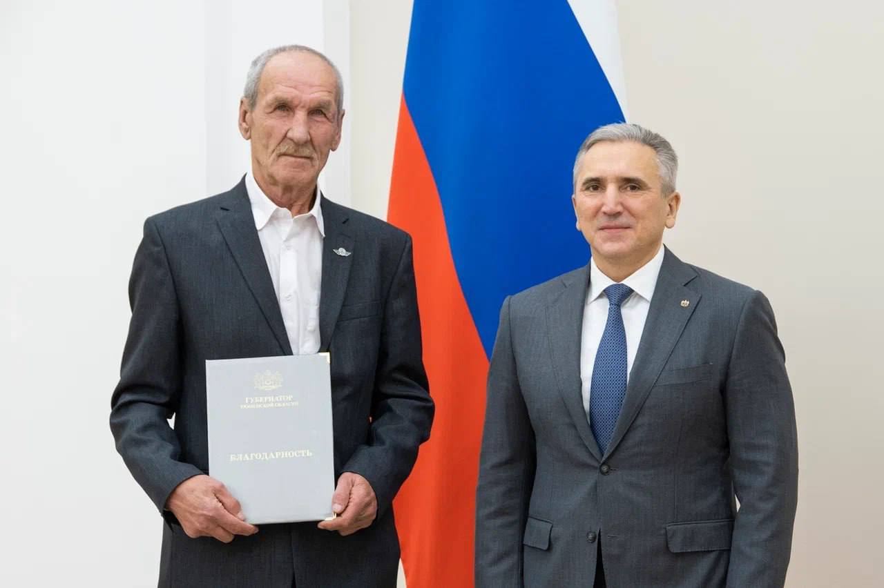 Накануне Дня народного единства глава региона Александр Моор вручил государственные награды Российской Федерации, поощрения Президента Российской Федерации, а также награды и поощрения Тюменской области Накануне Дня народного единства глава региона Александр Моор вручил государственные награды Российской Федерации, поощрения Президента Российской Федерации, а также награды и поощрения Тюменской области