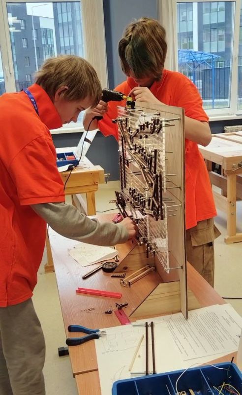 Команда тобольского технопарка "Кванториум" стала призером Всероссийского фестиваля инженерно-технического творчества "КВАНТ-ИН", который прошел на Сахалине!