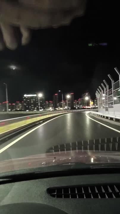 В эти минуты запустили движение автотранспорта по съезду новой транспортной развязки на Червишевском тракте в Тюмени