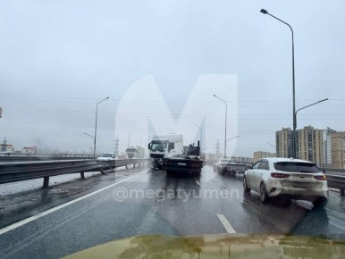 Фуру развернуло на путепроводе Широтная — Мельникайте