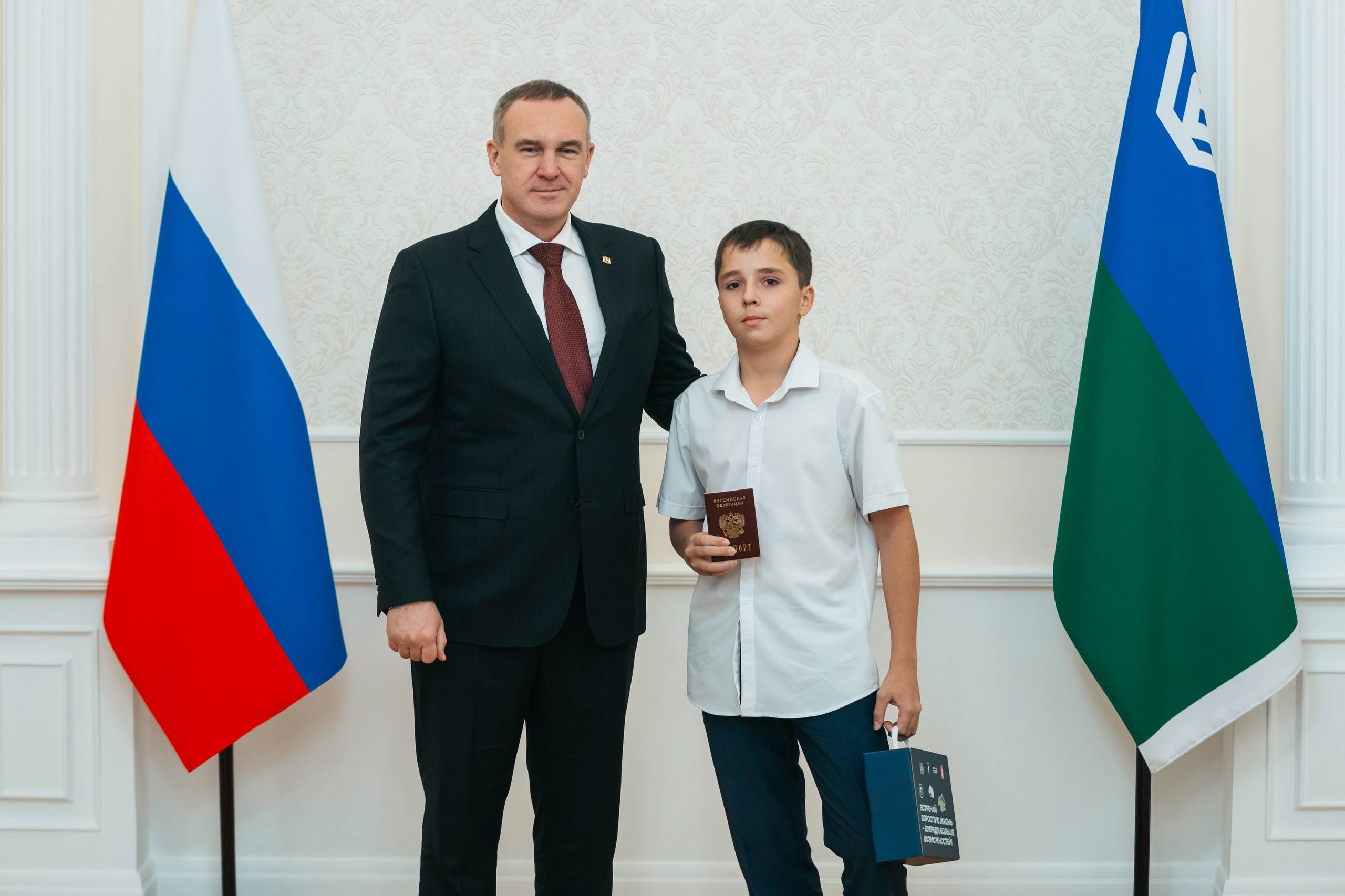 Руслан Кухарук: В рамках Всероссийской программы «Мы – граждане России!» вручил первые паспорта активистам «Движения Первых».  Руслан Кухарук: В рамках Всероссийской программы «Мы – граждане России!» вручил первые паспорта активистам «Движения Первых».