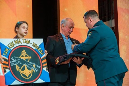 Отцу и дочери тюменского бойца вручили восстановленный китель с наградами