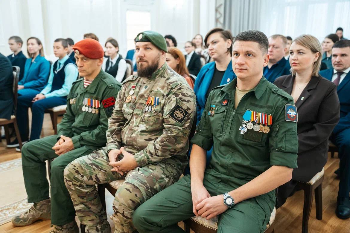 Руслан Кухарук: В рамках Всероссийской программы «Мы – граждане России!» вручил первые паспорта активистам «Движения Первых».  Руслан Кухарук: В рамках Всероссийской программы «Мы – граждане России!» вручил первые паспорта активистам «Движения Первых».