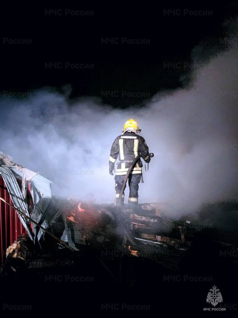 Огнеборцы спасли жизнь человеку в ночном пожаре