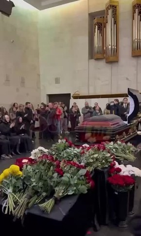 Сегодня состоялись похороны актера Романа Попова — артиста проводили в последний путь под аплодисменты