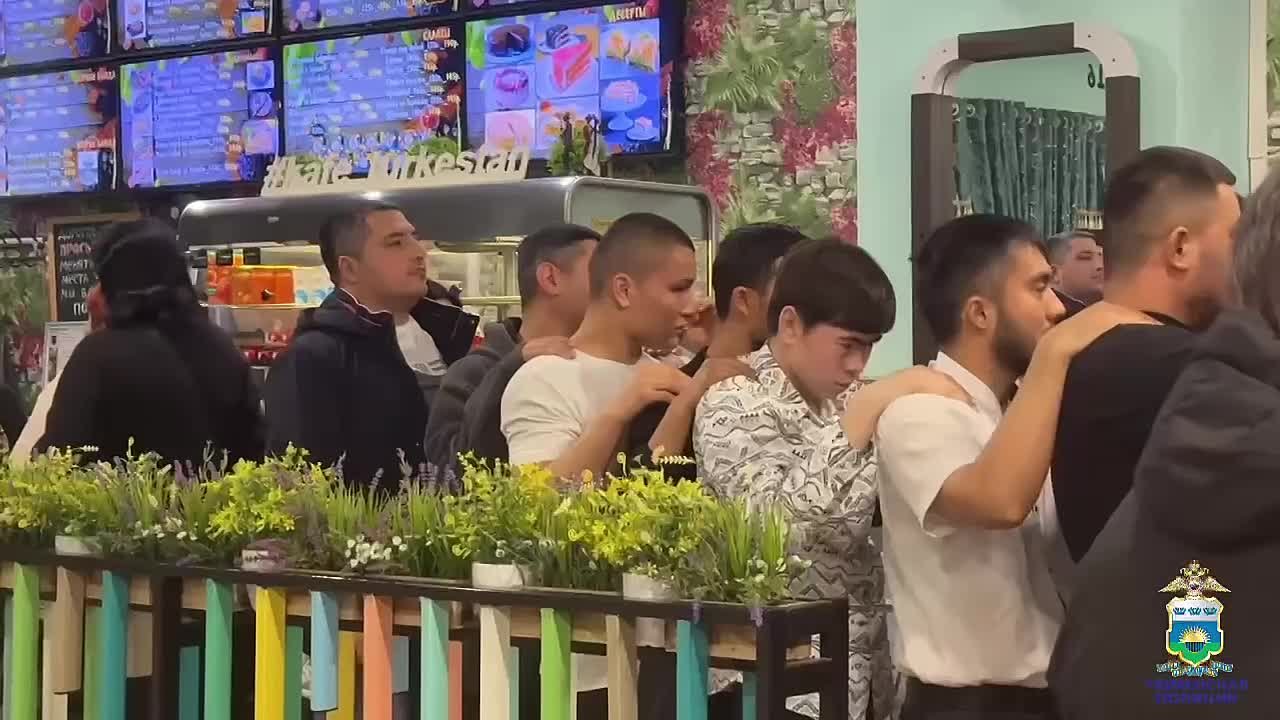 В Тюмени среди посетителей нескольких кафе и клубов полицейские выявили 12 мигрантов-нелегалов