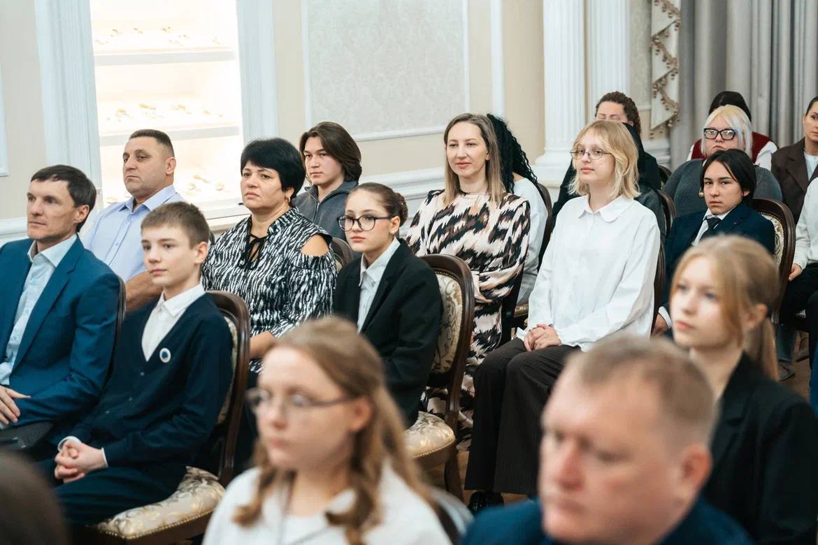 Руслан Кухарук: В рамках Всероссийской программы «Мы – граждане России!» вручил первые паспорта активистам «Движения Первых».  Руслан Кухарук: В рамках Всероссийской программы «Мы – граждане России!» вручил первые паспорта активистам «Движения Первых».