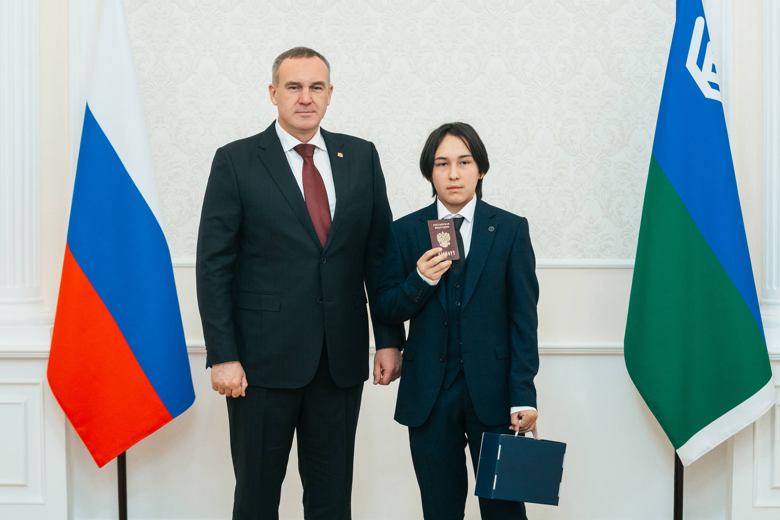 Руслан Кухарук: В рамках Всероссийской программы «Мы – граждане России!» вручил первые паспорта активистам «Движения Первых».  Руслан Кухарук: В рамках Всероссийской программы «Мы – граждане России!» вручил первые паспорта активистам «Движения Первых».