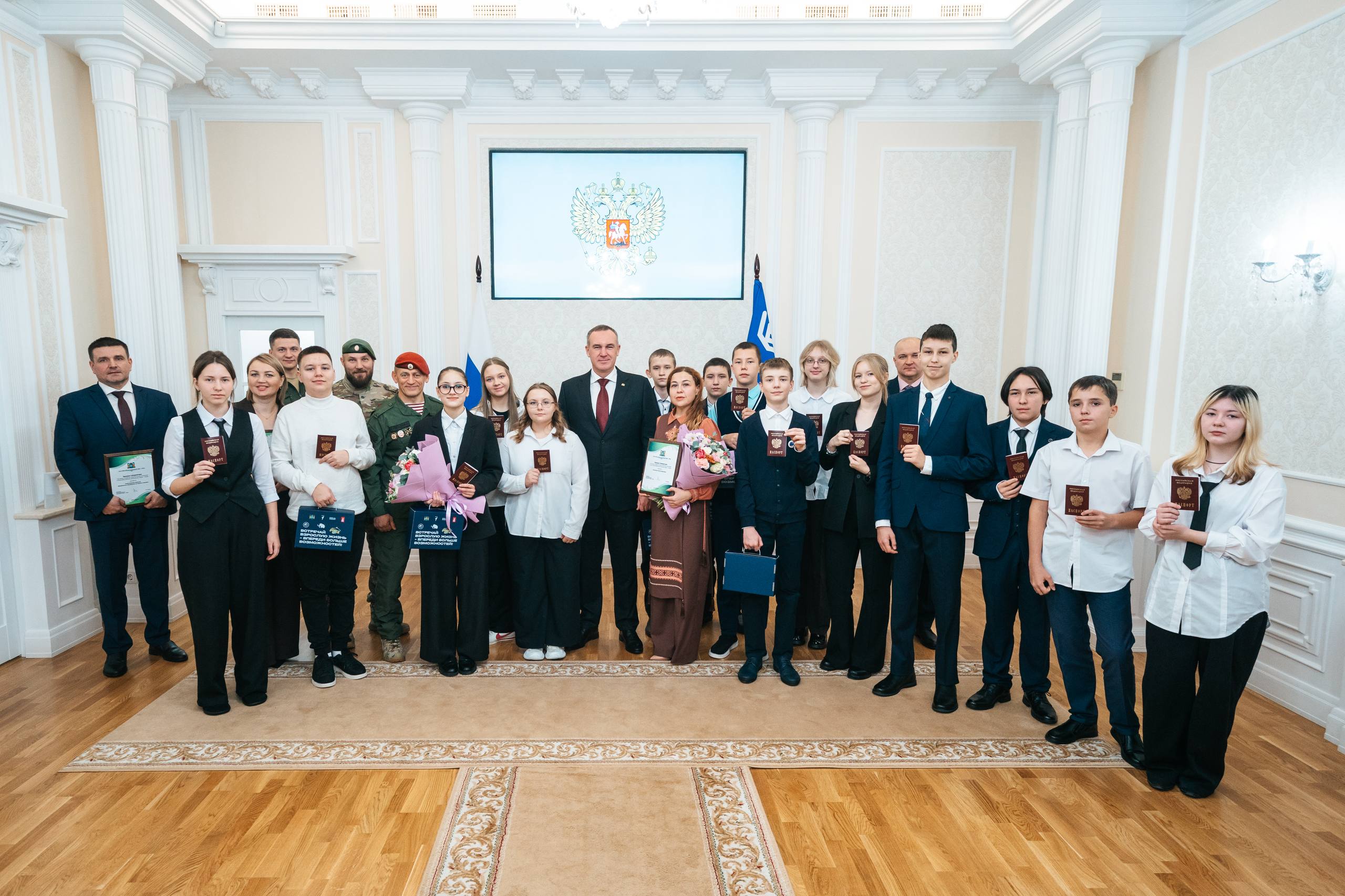 Руслан Кухарук: В рамках Всероссийской программы «Мы – граждане России!» вручил первые паспорта активистам «Движения Первых».