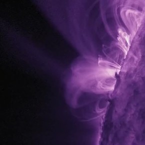 Активный центр, вспышки из которого уже на следующей неделе могут начать влиять на Землю, полностью вышел на видимую сторону Солнца, сообщает лаборатория солнечной астрономии ИКИ РАН и ИСЗФ СО РАН