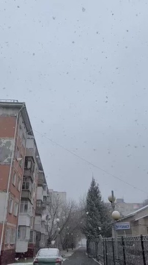 А в Тобольске снег. Кадрами делятся местные паблики