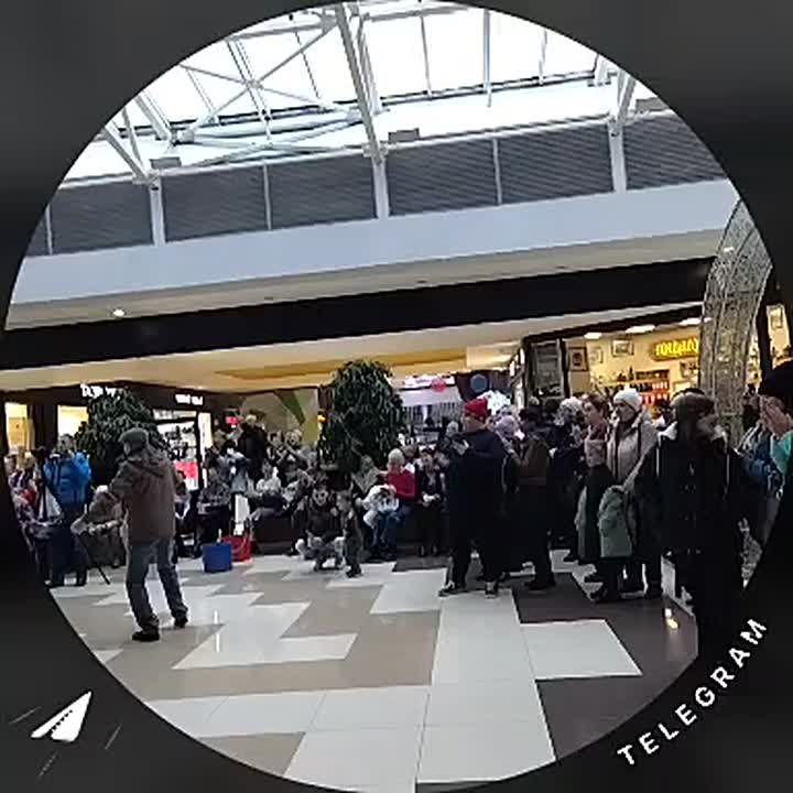 Сегодня артисты Центра культуры и творчества «Тюмень» поздравили жителей города и посетителей ТРЦ «Кристалл» с наступающим праздником — Днём народного единства!