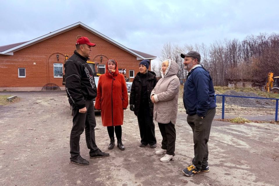 Глава города Тобольска Петр Вагин провел выездное совещание в микрорайоне Сумкино, посвященное вопросам благоустройства и развития спортивной инфраструктуры