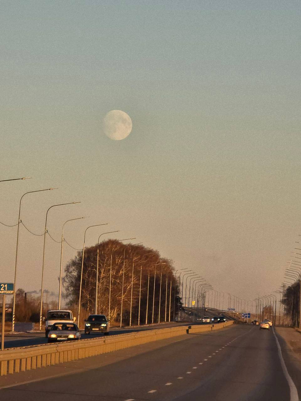 Над Тобольским трактом уже виднеется Бобровая Луна!