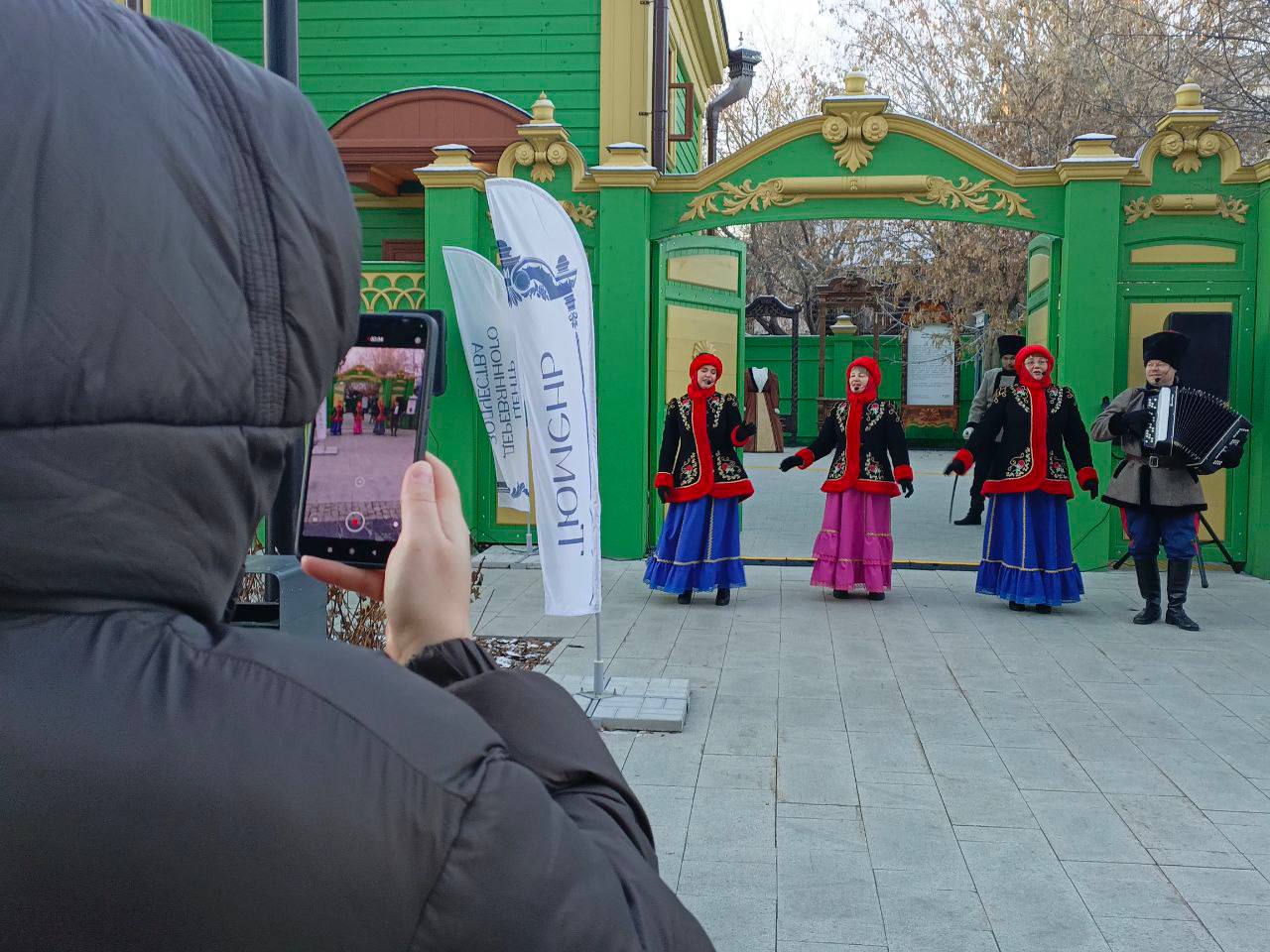 Ко Дню народного единства артисты Центра русской культуры представили на улице Дзержинского концертную программу «Герои своего времени» в рамках Всероссийской акции «Ночь искусств» Ко Дню народного единства артисты Центра русской культуры представили на улице Дзержинского концертную программу «Герои своего времени» в рамках Всероссийской акции «Ночь искусств»