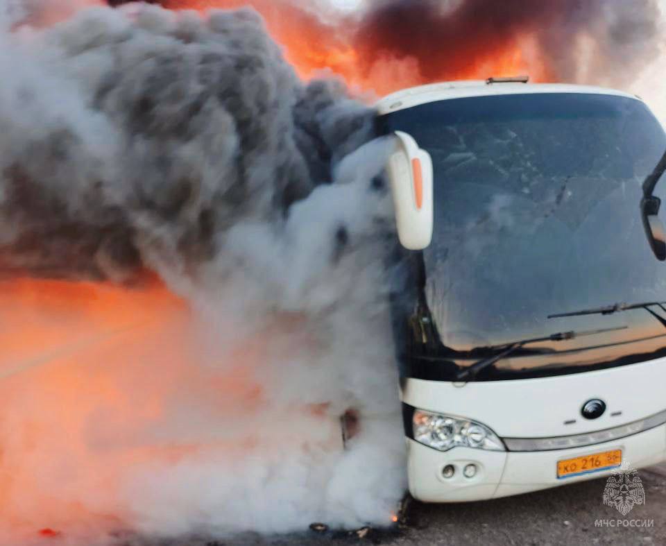 Пассажирский автобус загорелся на трассе в сторону Екатеринбурга Пассажирский автобус загорелся на трассе в сторону Екатеринбурга