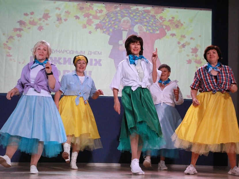 Сами дома не сидят — и другим покоя не дают!