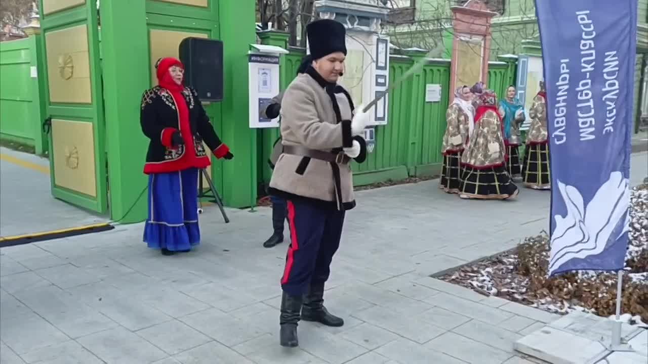 Ко Дню народного единства артисты Центра русской культуры представили на улице Дзержинского концертную программу «Герои своего времени» в рамках Всероссийской акции «Ночь искусств»