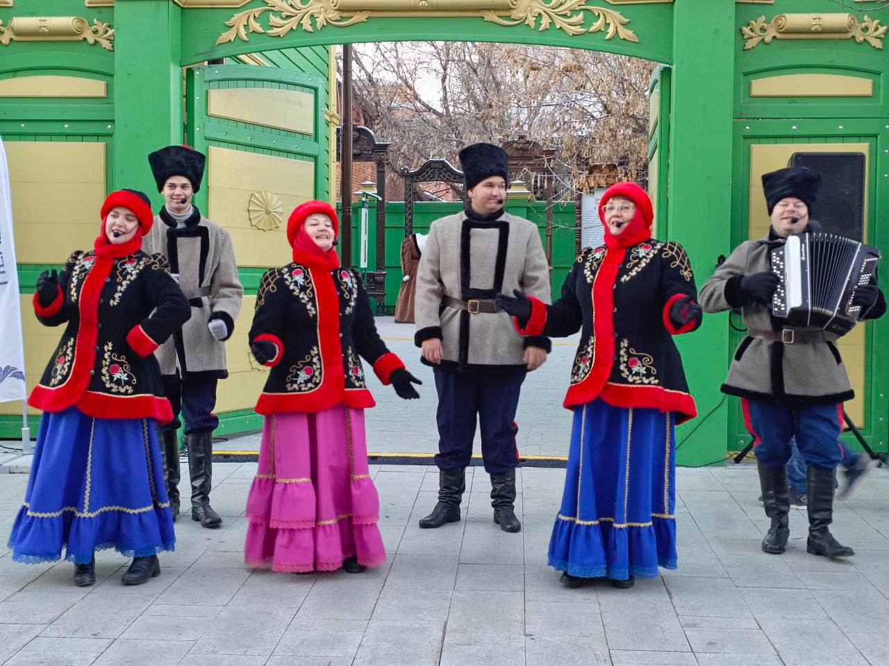 Ко Дню народного единства артисты Центра русской культуры представили на улице Дзержинского концертную программу «Герои своего времени» в рамках Всероссийской акции «Ночь искусств» Ко Дню народного единства артисты Центра русской культуры представили на улице Дзержинского концертную программу «Герои своего времени» в рамках Всероссийской акции «Ночь искусств»