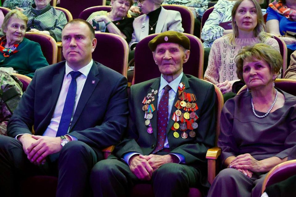 День народного единства в Тобольске ознаменовался насыщенной программой праздничных мероприятий, которые прошли на нескольких площадках города День народного единства в Тобольске ознаменовался насыщенной программой праздничных мероприятий, которые прошли на нескольких площадках города