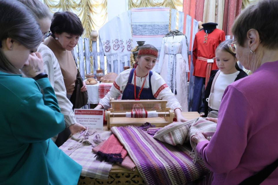 Артём Жога: Колоритно и ярко отметили День народного единства на фестивале культур в Екатеринбурге Артём Жога: Колоритно и ярко отметили День народного единства на фестивале культур в Екатеринбурге