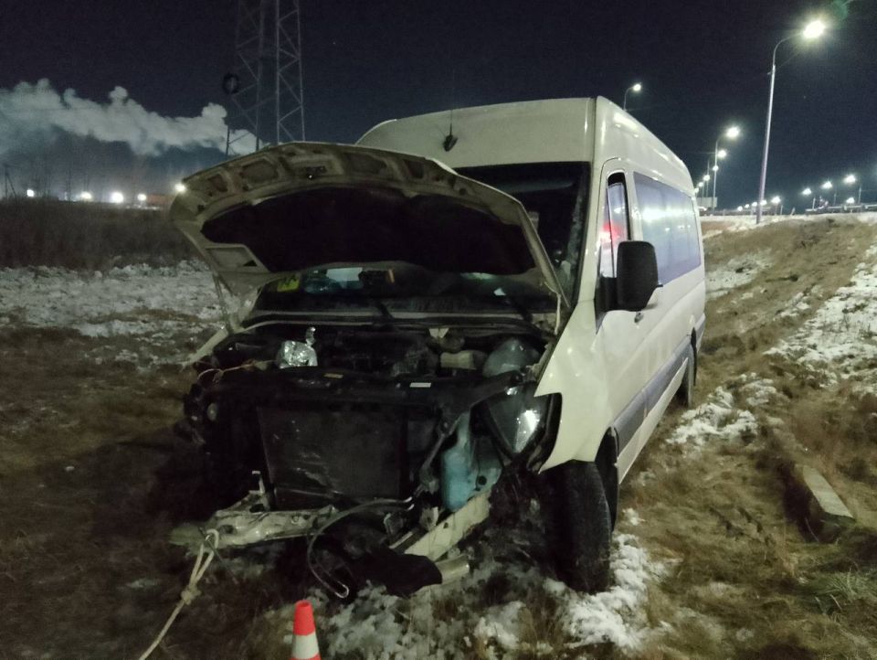 Автобус «Мерседес» съехал с дороги и ударился в металлическое ограждение на 23-м километре федеральной автодороги Тюмень-Ханты-Мансийск под Тюменью Автобус «Мерседес» съехал с дороги и ударился в металлическое ограждение на 23-м километре федеральной автодороги Тюмень-Ханты-Мансийск под Тюменью