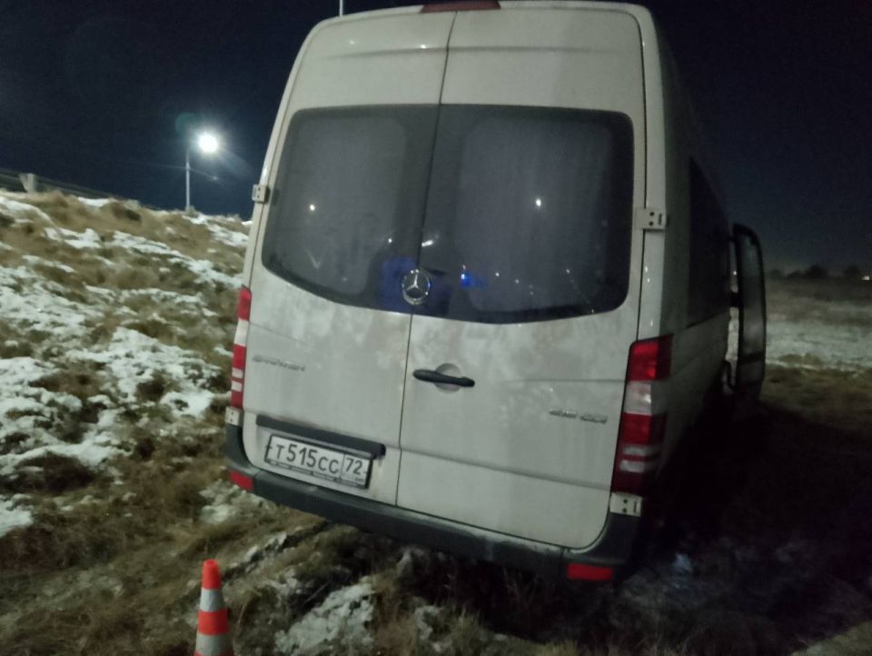 Автобус «Мерседес» съехал с дороги и ударился в металлическое ограждение на 23-м километре федеральной автодороги Тюмень-Ханты-Мансийск под Тюменью Автобус «Мерседес» съехал с дороги и ударился в металлическое ограждение на 23-м километре федеральной автодороги Тюмень-Ханты-Мансийск под Тюменью