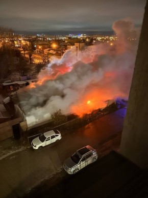 Около 7-ми утра в Тюмени вспыхнул частный дом