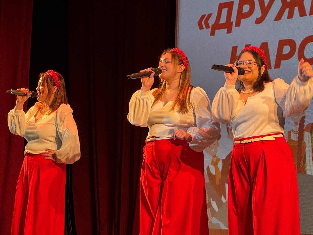 Россия — большая многонациональная страна! В этот день в ЦКиИ «Современник» состоялась праздничная программа, посвящённая Дню народного единства! В фойе гостей встретила выставка Всероссийского фотопроекта «Китель победы»!... Россия — большая многонациональная страна! В этот день в ЦКиИ «Современник» состоялась праздничная программа, посвящённая Дню народного единства! В фойе гостей встретила выставка Всероссийского фотопроекта «Китель победы»!...