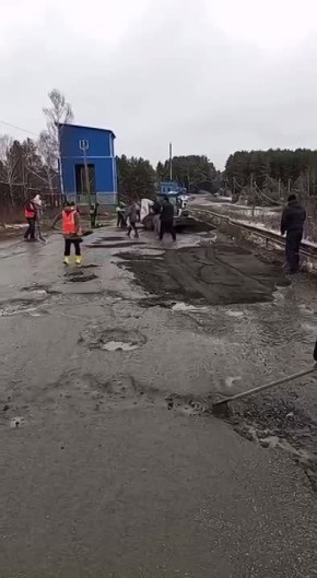 В соседней Свердловской области жители Первоуральска самостоятельно отремонтировали дорогу, не дождавшись помощи от властей — СМИ