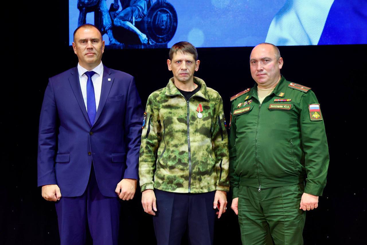 День народного единства в Тобольске ознаменовался насыщенной программой праздничных мероприятий, которые прошли на нескольких площадках города День народного единства в Тобольске ознаменовался насыщенной программой праздничных мероприятий, которые прошли на нескольких площадках города